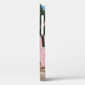 Rosa und weißes Betonhaus in der Nähe von grünen B Case-Mate iPhone Hülle (Rückseite / Links)