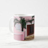 Rosa und weißes Betonhaus in der Nähe von grünen B Kaffeetasse (Vorderseite Links)