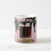 Rosa und weißes Betonhaus in der Nähe von grünen B Kaffeetasse (Mittel)