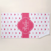 rosa und weißes Herzmuster mit Monogramm Strandtuch (Vorderseite)