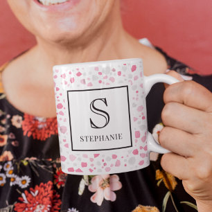 Rosa und weißes Terrazzo-Muster mit Monogramm Kaffeetasse