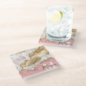 Rosa und Weißsteine und Glitzer-Agate-Monogramm Glasuntersetzer (Schrägansicht)