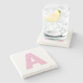 Rosa und winzig weiße Punkte fett A Monogramm Steinuntersetzer (Seitenansicht)