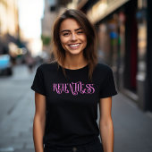Rosa unerbittliche Typografie-Design T-Shirt