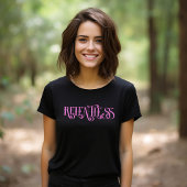 Rosa unerbittliche Typografie-Design T-Shirt