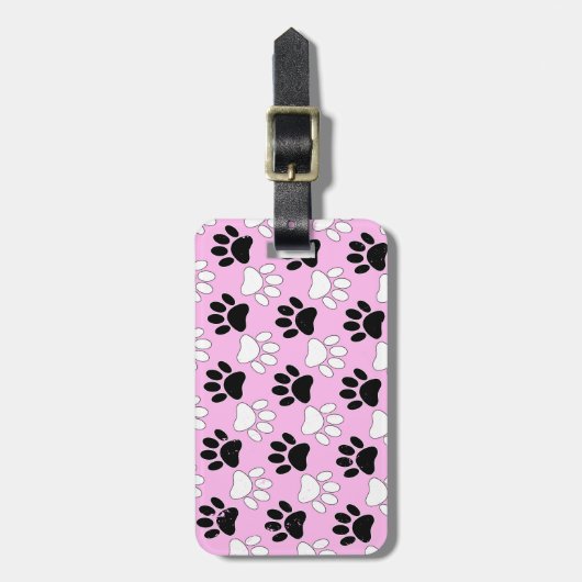 Rosa Untergrund: erschütterte schwarz-weiße Paws Gepäckanhänger (Vorderseite vertikal)