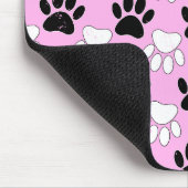 Rosa Untergrund: erschütterte schwarz-weiße Paws Mousepad (Ecke)