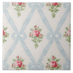 Rosa Viktorianische Rose mit blauem Flachbandgitte Fliese<br><div class="desc">Hübsche Viktorianische rosa Rosenbuketten mit diagonalem Gitter aus blassblauen Bändern und Bogen auf weichem eggshell-Hintergrund mit subtilen grauen Punkten. Design ist nahtlos und skalierbar.</div>