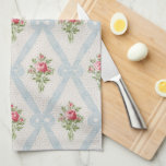 Rosa Viktorianische Rose mit blauem Flachbandgitte Geschirrtuch<br><div class="desc">Hübsche Viktorianische rosa Rosenbuketten mit diagonalem Gitter aus blassblauen Bändern und Bogen auf weichem eggshell-Hintergrund mit subtilen grauen Punkten. Design ist nahtlos und skalierbar.</div>