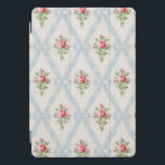 Rosa Viktorianische Rose mit blauem Flachbandgitte iPad Pro Cover<br><div class="desc">Hübsche Viktorianische rosa Rosenbuketten mit diagonalem Gitter aus blassblauen Bändern und Bogen auf weichem eggshell-Hintergrund mit subtilen grauen Punkten. Design ist nahtlos und skalierbar.</div>