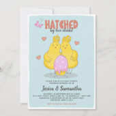 Rosa von zwei Hühnern gehackt Lesbian Baby Dusche Einladung (Vorderseite)