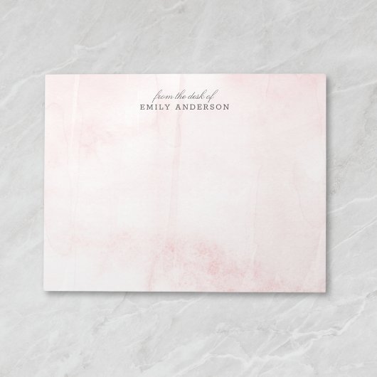 Rosa Wasserfarbe vom Schreibtisch mit Personalisie Notizblock