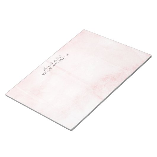 Rosa Wasserfarbe vom Schreibtisch mit Personalisie Notizblock (angewinkelt)