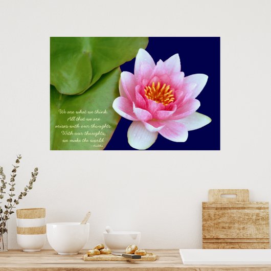 Rosa Wasserlilie mit Buddha-Zitat Poster (Küche)