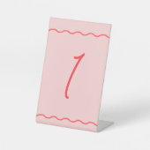 Rosa Wavy Retro Hochzeitsstimmung Tischnummer Sockelschild (Vorderseite)