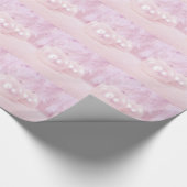 Rosa Weihnachtsbälle im Schnee mit rosa Hintergrun Geschenkpapier (Ecke)