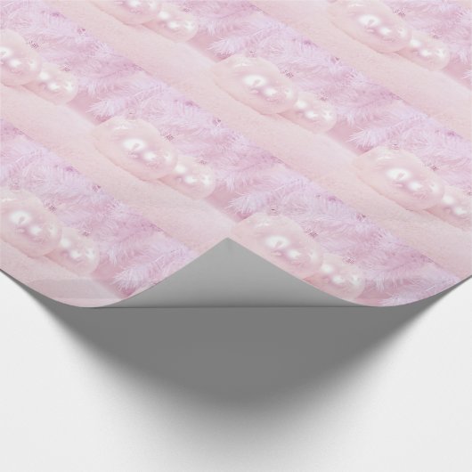Rosa Weihnachtsbälle im Schnee mit rosa Hintergrun Geschenkpapier (Ecke)