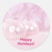Rosa Weihnachtsbälle im Schnee mit rosa Hintergrun Runder Aufkleber (Vorderseite)