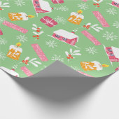 Rosa Weihnachtsmuster mit grünem Hintergrund Geschenkpapier (Ecke)