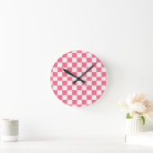 Rosa-weiß kariertes Muster  Runde Wanduhr (Zuhause)