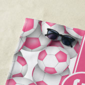 Rosa weiße Fußbälle Muster Brauch Mädchen Namen Strandtuch (Beispiel)