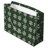 Rosa Weiße Schneeflocken Grün Große Geschenktüte (Rückseite Schrägansicht)