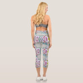 Rosa Weiße Stiefmütterchen in der Nähe von Wasser Capri Leggings (Rückseite)
