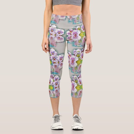 Rosa Weiße Stiefmütterchen in der Nähe von Wasser Capri Leggings (Vorderseite)
