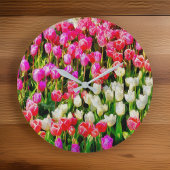 Rosa, weiße Tulpen, vom Vernon Große Wanduhr