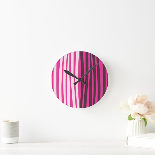 Rosa, weiße und schwarze senkrechte Streifen Runde Wanduhr (Zuhause)