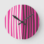 Rosa, weiße und schwarze senkrechte Streifen Runde Wanduhr (Vorderseite)