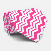 Rosa-weißes Chevron-Zickzack-Musterdesign  Krawatte (Gerollt)