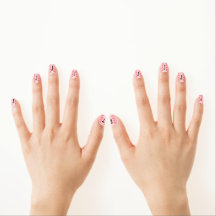 Rosa weißes Herz mit Initialen Nagelkunst