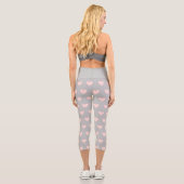 Rosa weißes Herzmuster und Text auf Silbergrau Capri Leggings (Rückseite)