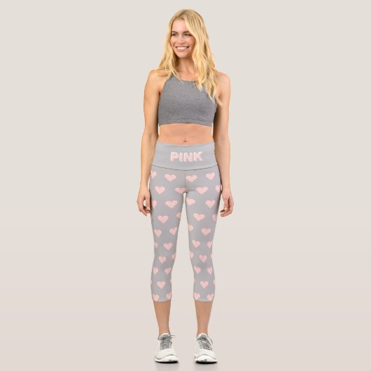 Rosa weißes Herzmuster und Text auf Silbergrau Capri Leggings (Vorderseite)