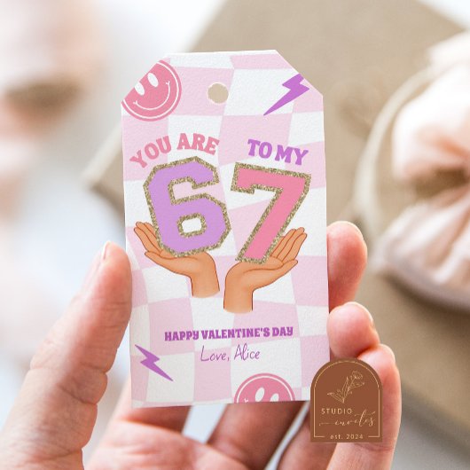 Rosa welliges Retro-67-Valentinstag-Tag Geschenkanhänger