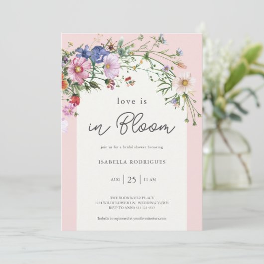 Rosa Wildblume Liebe in Bloom Brautparty Einladung (Stehend Vorderseite)