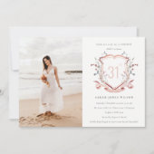 Rosa Wildblume Monogram Wappen Foto Geburtstag Einladung (Vorderseite)