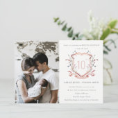 Rosa Wildblume Monogram Wappen Foto Jubiläum Einladung (Stehend Vorderseite)