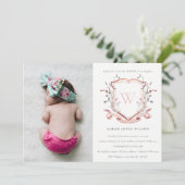 Rosa Wildblume Monogram Wappen Foto Taufe Einladung (Stehend Vorderseite)