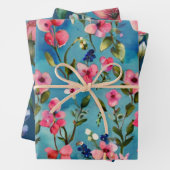 Rosa Wildblumen auf blauem Hintergrund Geschenkpapier Set (Beispiel)