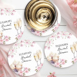 Rosa Wildblumen Champagnerbrille und Cupcakes Runder Pappuntersetzer<br><div class="desc">Aufkleber aus Champagner-Brautparty. Dieses zarte Design besticht durch Champagnergläser, Kuchen und rosa Blume mit handgeschriebener Typografie. Ideal für pinkfarbene Brautpartys, Blütenblätter oder Perlen und für die Verarbeitung, Brunch und Bubbly, Nachmittagstee etc. Bitte durchsuchen Sie meine Cupcakes und Cava Brautparty Collection, um Spiele und Zeichen zu koordinieren, oder schreiben Sie mir,...</div>