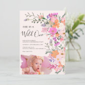 Rosa Wildblumen Wild ein Foto Erster Geburtstag Einladung (Stehend Vorderseite)