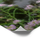 Rosa Wilde Blume in der Nähe von Brook Poster (Ecke)