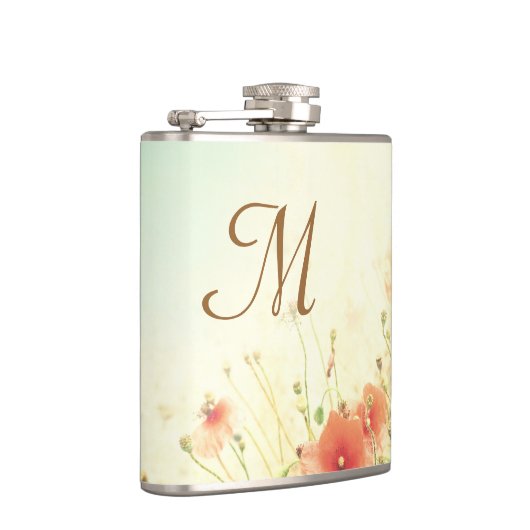 Rosa Wilde Blume in der Whiskey-Flasche mit Feldmo Flachmann (Rechts)