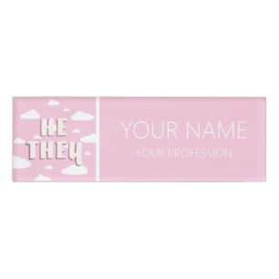 Rosa Wolken Er sie Pronomen Namenschild