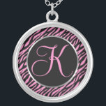 Rosa Zebra-Druck-extravaganter Buchstabe K Versilberte Kette<br><div class="desc">Script Buchstaben K im Rosa auf einem schwarzen und rosa Zebradruckhintergrund.</div>