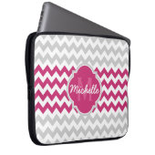 Rosa Zickzack Muster Quatrefolienmonogramm Laptopschutzhülle (Vorne Rechts)