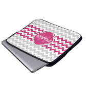 Rosa Zickzack Muster Quatrefolienmonogramm Laptopschutzhülle (Vorne Knopf)