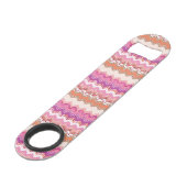 Rosa Zickzackhintergrund Speed Flaschenöffner (Vorderseite Schrägansicht)